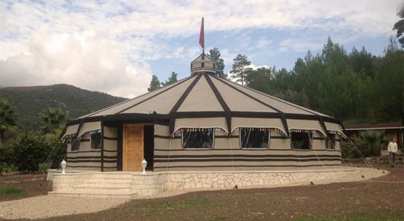 Türk hanlarının yaşadığı çerge olarak da bilinen büyük ve süslü çadırın adı nedir?