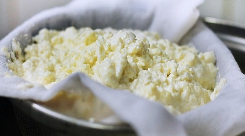 Yağı alınmış süt veya yoğurdun kaynatılmasıyla elde edilen, "çökelek" adıyla da bilinen peynirin diğer adı nedir?