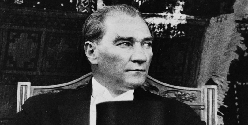 1923'te Türkiye Cumhuriyeti'nin kurulmasının ardından, Mustafa Kemal Atatürk tarafından kabul edilen inkılaplardan biri hangisidir?